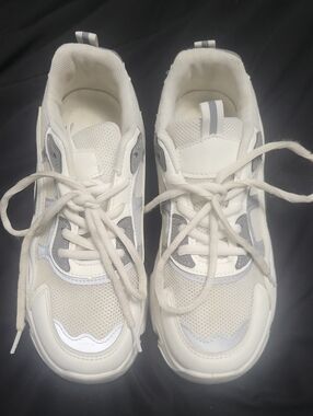 5/$20**Unbranded Ladies White And Gray Size 36(5.5-6) Running Shoes